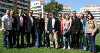 El candidato del Partido Riojano a la Alcaldía de Logroño, Ángel Varea junto a más miembros de la candidatura autonómica ha visitado hoy el barrio de Los Lirios